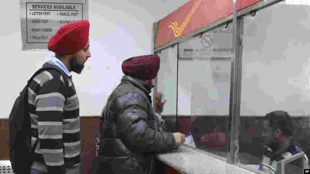 بھارت میں 1000 اور 500 روپے کے پرانے نوٹوں کو بینک میں تبدیل کرانے کا آج (جمعہ کو) آخری دن ہے۔