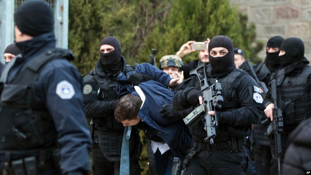Kosovska policija sprovodi Marka Đurića u stanicu u Prištini