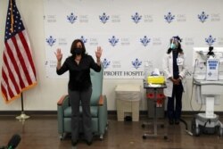 La vicepresidenta electa de EE.UU., Kamala Harris, exhorta a los estadounidenses a vacunarse después de recibir una dosis de la vacuna Moderna para combatir el COVID-19 en el United Medical Center en Washington, el 29 de diciembre de 2020. [Reuters]