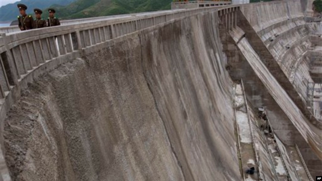 Bendungan pembangkit listrik Huichon No. 2 di Sungai Chongchon di Huichon, Korea Utara. (Foto: dok/AP Photo/David Guttenfelder)