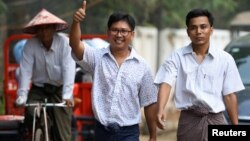 Los reporteros de Reuters Wa Lone y Kyaw Soe Oo a su salida de la prisión Insein en Yangon, Myanmar, el martes, 7 de mayo de 2019.