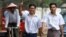 Los reporteros de Reuters Wa Lone y Kyaw Soe Oo a su salida de la prisión Insein en Yangon, Myanmar, el martes, 7 de mayo de 2019.