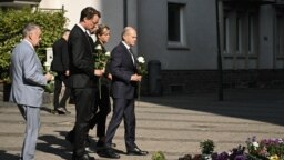 Almanya Başbakanı Olaf Scholz, Solingen saldırısının ardından çiçek bırakırken- 26 Ağustos 2024.