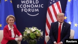 Bivši predsjednik Donald Trump govori tokom bilateralnog sastanka sa predsjednicom Evropske komisije Ursula von der Leyen na Svjetskom ekonomskom forumu u Davosu.(Foto: REUTERS/Jonathan Ernst)