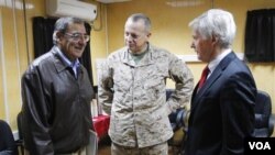 Menteri Pertahanan Amerika Leon Panetta (kiri) berbincang dengan Duta Besar Ryan Crocker (kanan) dan Jendral Angkatan Laut Amerika John Allen di Kabul, Afghanistan (Foto: dok).