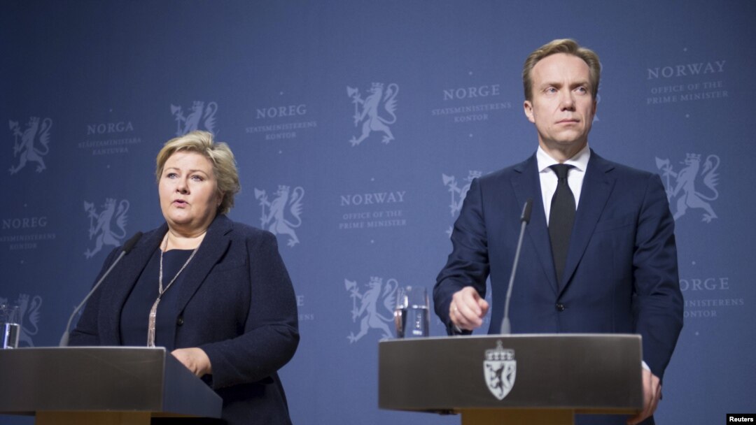 Norway's Prime Minister Erna Solberg (L) and Foreign Minister Borge Brende attend a news conference in Oslo, Nov. 18, 2015. A Norwegian man held in Syria by Islamic State has most likely been killed by his hostage takers, Solberg told a news conference on Wednesday, following reports by an online IS publication of his execution. 