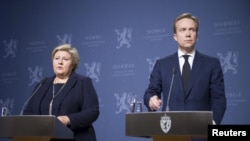 Norway's Prime Minister Erna Solberg (L) and Foreign Minister Borge Brende attend a news conference in Oslo, Nov. 18, 2015. A Norwegian man held in Syria by Islamic State has most likely been killed by his hostage takers, Solberg told a news conference on Wednesday, following reports by an online IS publication of his execution. 
