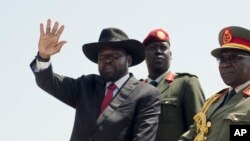 Le président du Soudan du Sud, Salva Kiir, main droite levée, salue la foule à Juba, 9 juillet 2015.