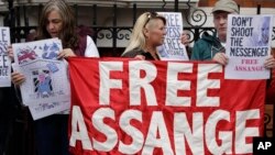 Para pendukung pendiri WikiLeaks Julian Assange
melakukan unjuk rasa menuntut pembebasan Assange di luar Kedutaan Ekuador di London, Jumat (19/5).