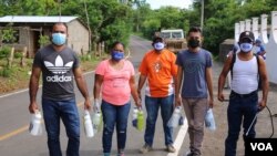 Ciudadanos en Nicaragua recolectan insumos de protección contra el coronavirus para personas de escasos recursos.[Foto: Houston Castillo Vado]