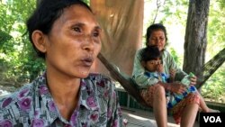 Long Thon is a farmer in Kandal provice, about 40 kilometers from Cambodia's capital city of Phnom Penh. Her family is among the two million families facing drought. (Phorn Bopha/VOA Khmer)