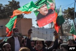 Pendukung Tehreek-e-Insaf (PTI) Pakistan dan partai-partai lain melakukan protes di luar kantor Petugas yang Kembali di Quetta pada 9 Februari 2024, menentang dugaan kecurangan dalam hasil pemilu nasional Pakistan. (Foto: AFP)