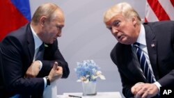 El presidente ruso, Vladimir Putin, (izquierda) y el presidente de EE.UU., Donald Trump, se reunieron en la cumbre del G-20 en Hamburgo, Alemania, el 7 de julio de 2017.