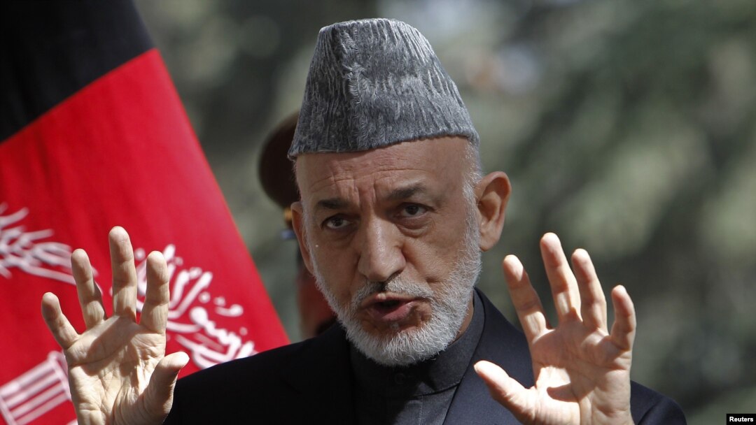 Presiden Afghanistan Hamid Karzai berbicara dalam jumpa pers di Kabul (4/10). 