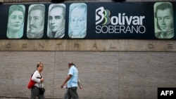 Forzar a los venezolanos a que usen el bolívar no tiene “utilidad formal” para la recuperación de la economía, según el economista Manuel Sutherland. [Foto de archivo]