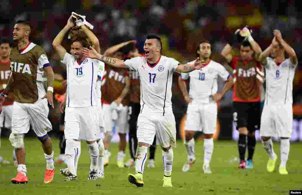 چلی کے کھلاڑی اسپین کو ہرانے کے بعد خوشی کا اظہار کرتے ہوئے