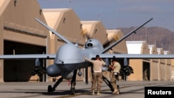 (แฟ้มภาพ) ทหารอเมริกันเตรียมโดรน MQ-9 Reaper ของกองทัพอากาศสหรัฐฯ สำหรับการทำภารกิจที่กันดาฮาร์ อัฟกานิสถาน 9 มีนาคม 2016 (รอยเตอร์)