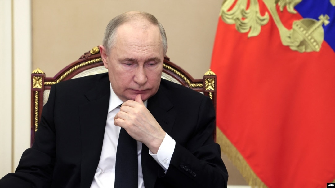 Năm nay, Putin mới bị mất thể diện lần nữa. Ông mới tái đắc cử tổng thống lần thứ năm được mấy ngày, hý viện Crocus City Hall ở ngay thủ đô Moscow đã bị tấn công, đặt bom, đốt, và bắn, giết. 