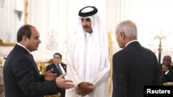 Rais wa Misri Abdel Fattah al-Sisi akiwa na kiongozi wa Qatar Emir Sheikh Tamim bin Hamad al-Thani na katibu mkuu wa Ligi ya mataifa ya kiarabu ,Ahmed Aboul Gheit .Picha ya maktaba