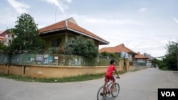 Designed by Vann Molyvann in between 1965-67, 100 Houses was originally used for housing the staff of the National Bank of Cambodia. (Khan Sokummono/VOA Khmer) 