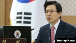 황교안 한국 국무총리가 8일 정부세종청사에서 열린 세종-서울간 국무회의에서 모두발언을 하고 있다. 