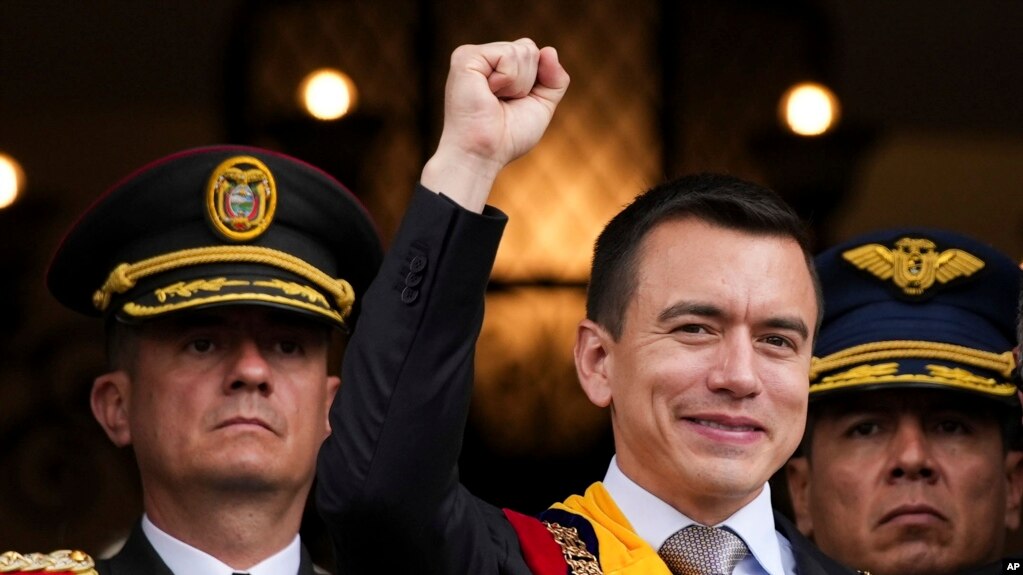 El recién juramentado presidente Daniel Noboa saluda desde un balcón del palacio presidencial de Carondelet en Quito, Ecuador, el jueves 23 de noviembre de 2023.