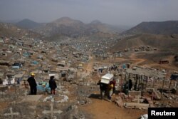 La pobreza y la falta de acceso a servicios médicos de calidad, aumentan las probabilidades de contagio y muerte a causa del COVID-19 en latinoamérica, advierte la OPS, por lo que instan a las autoridades a redoblar esfuerzos en esta pandemia.