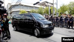 Sebuah mobil yang diyakini berisi mantan Perdana Menteri Thailand Yingluck Shinawatra tiba di sebuah sarana militer di Bangkok (23/5).