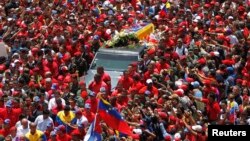 El atúd de Chávez envuelto en la bandera venezolana fue llevado del hospital donde murió hasta la Academia Militar.