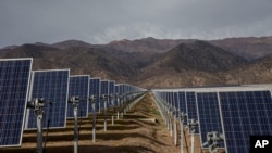 ARCHIVO - Paneles solares en la planta de energía solar Quilapilún, una empresa conjunta de Chile y China, en Colina, Chile, el 20 de agosto de 2019.