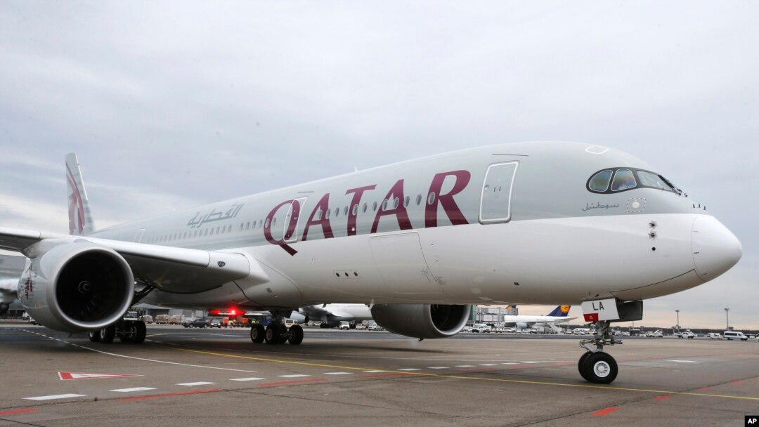 Pesawat Airbus A350 milik maskapai penerbangan Qatar Airways di bandara Frankfurt, jerman, 15 Januari 2015. (Foto: dok).