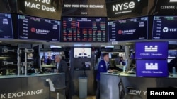 미국 뉴욕 증권거래소(NYSE) 객장에서 트레이더들이 업무를 보고 있는 모습.