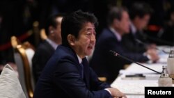 아베 신조 일본 총리가 4일 태국 방콕에서 열린 아세안+3 정상회의에서 발언하고 있다.