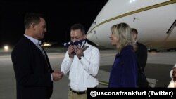 ABD'nin Almanya Büyükelçisi Richard Grenell tarafından Ramstein Hava Üssü'nde karşılanan rahip Andrew Brunson