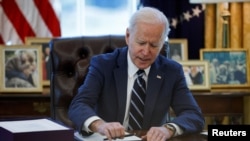 조 바이든 미국 대통령이 백악관 집무실에서 주요 문건에 서명하고 있다. (자료사진)