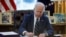 El presidente Joe Biden firma el Plan de Rescate Estadounidense, llamado a inyectar casi dos billones de dólares en la economía estadounidense, el 11 de marzo de 2021.