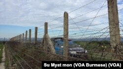 မြန်မာ-ဘင်္ဂလားဒှေ့ရှ် နှစ်နိုင်ငံကြား နယ်စပ်ခြံစည်းရိုး မြင်ကွင်းတနေရာ။