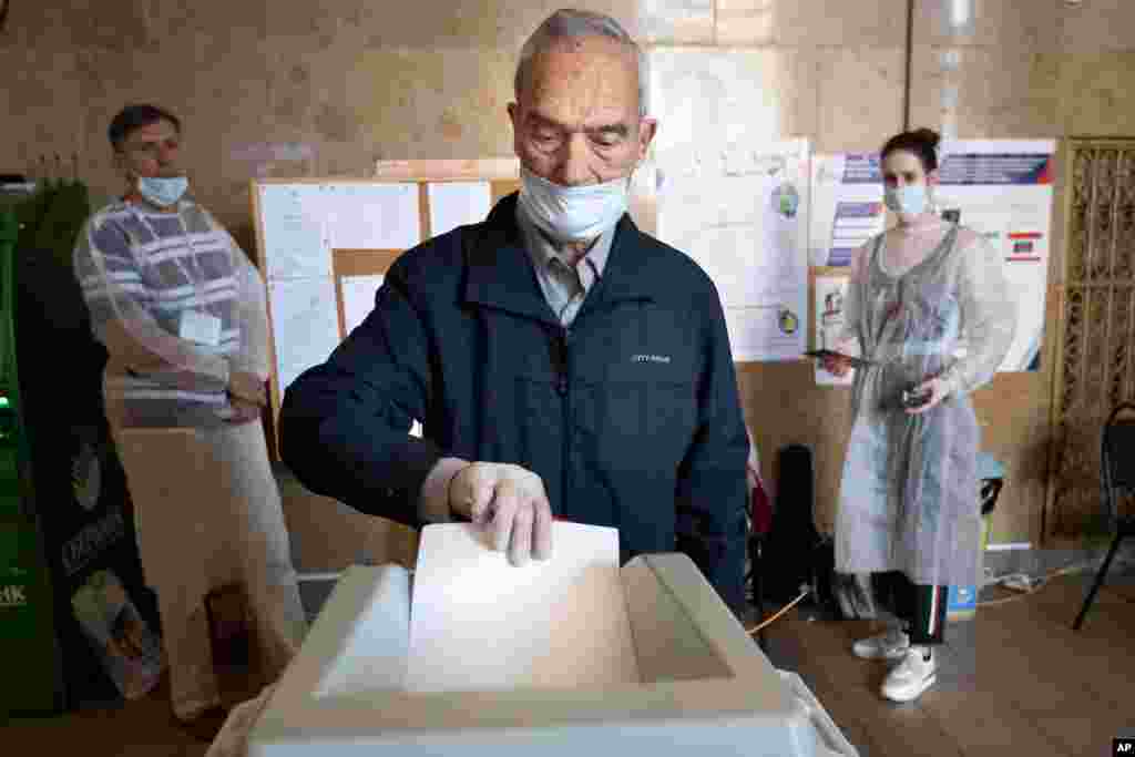러시아 모스크바의 투표소에서 유권자가 헌법 개정의 찬반을 묻는 국민 투표를 하고 있다. 
