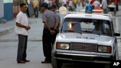 Según Cuba, tres de los detenidos "mantienen estrechos vínculos con Luis Posada Carriles", al que La Habana tilda de terrorista.