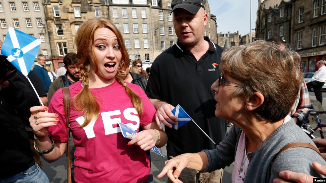 Warga Edinburgh, Skotlandia, berargumen mengenai referendum pemisahan diri dari Inggris (8/9). (Reuters/Russell Cheyne)