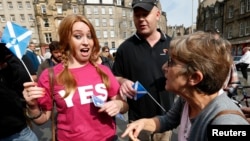 Warga Edinburgh, Skotlandia, berargumen mengenai referendum pemisahan diri dari Inggris (8/9). (Reuters/Russell Cheyne)