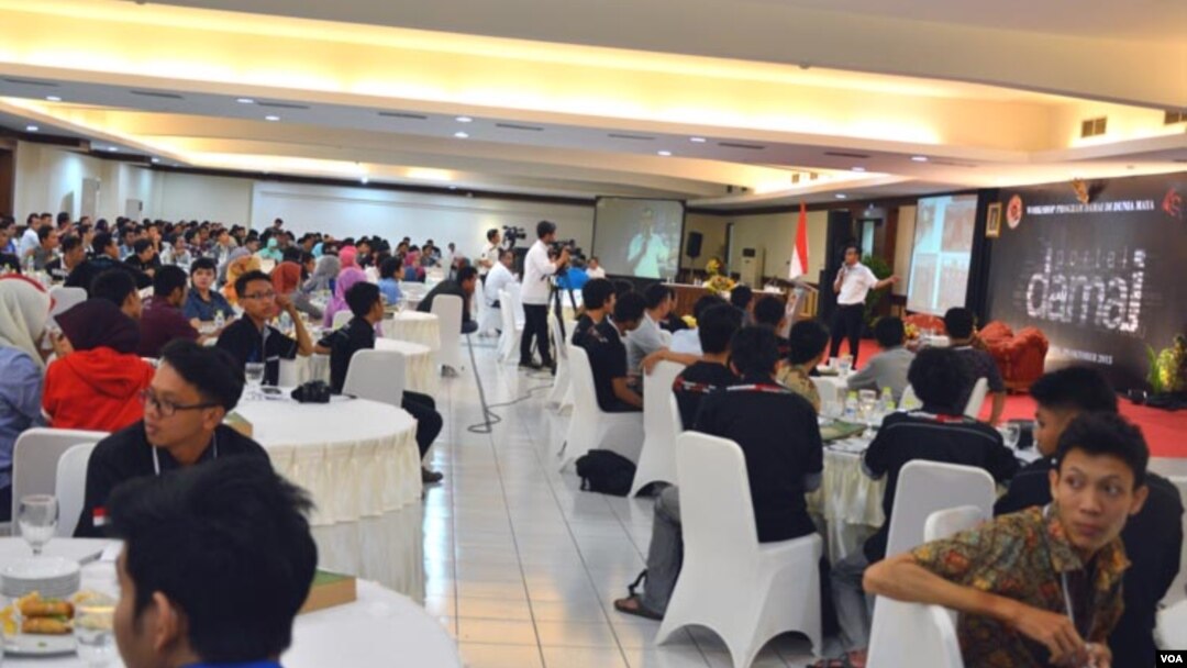 Suasana workshop "Damai di Dunia Maya" yang berlangsung di Yogyakarta baru-baru ini, diikuti komunitas blogger, pengguna media sosial dan penggiat dunia maya dari 27 propinsi (VOA/Munarsih).