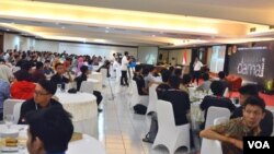 Suasana workshop "Damai di Dunia Maya" yang berlangsung di Yogyakarta baru-baru ini, diikuti komunitas blogger, pengguna media sosial dan penggiat dunia maya dari 27 propinsi (VOA/Munarsih).