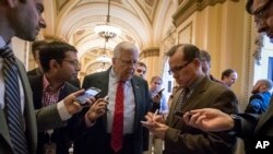 Wariyaal wareysanaya Sen. Mike Enzi, madaxa guddiga bajatka Aqalka Wakiilada Washington, Dec. 15, 2017.