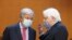 Sekjen PBB Antonio Guterres dan Wakil Sekretaris Jenderal PBB untuk Urusan Kemanusiaan (OCHA) Martin Griffiths berbicara menjelang konferensi bantuan untuk Afghanistan di kantor PBB di Jenewa, Swiss, 13 September 2021.