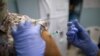 Una enfermera inocula a un trabajador de la salud con una dosis de la vacuna Sinopharm COVID-19 en un centro de salud del programa de salud del gobierno en Caracas, Venezuela. Marzo 7, 2021. Foto: AP.