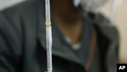 Agencias internacionales de lucha contra el crimen advierten de la posibilidad de vacunas falsas entrando al mercado, especialmente en África.