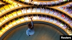 Les maillots des équipes nationales de football de tous les pays membres de la FIFA sont présentés dans la salle arc-en-ciel du Musée du football mondial de la FIFA à Zurich, en Suisse, le 12 janvier 2016.