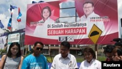 Anggota parlemen oposisi Liew Chin Tong dari Partai Aksi Demokratis (DAP) berbicara di depan spanduk pemilu, setelah gambar pemimpin oposisi Mahathir Mohamad dipotong, di Johor, Malaysia 30 April 2018 di foto ini diperoleh dari media sosial. (Liew Chin Tong/via REUTERS)