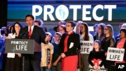 Guverner Floride Ron Desantis sa pristalicama zabrane abortusa posle 15. nedelje trudnoće, 14. aprila 2022. u Kisimiju na Floridi.